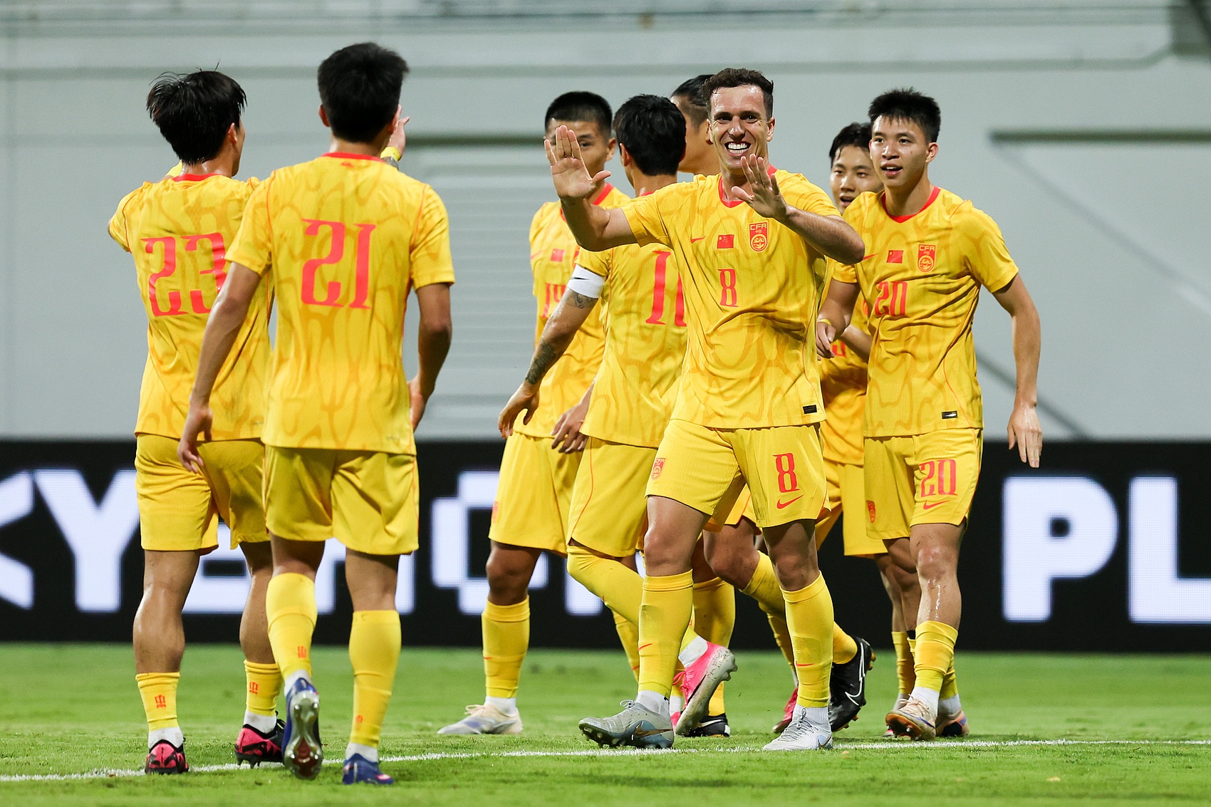 国足2-1新加坡下半场轮换10人 攻防脱节暴露磨合顽疾