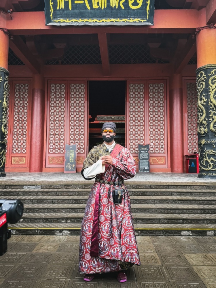 绿军官方晒布朗横店古装照 配文龙布朗