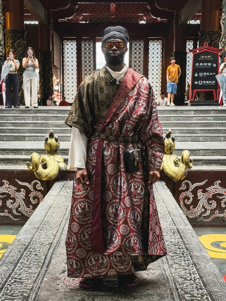 绿军官方晒布朗横店古装照 配文龙布朗