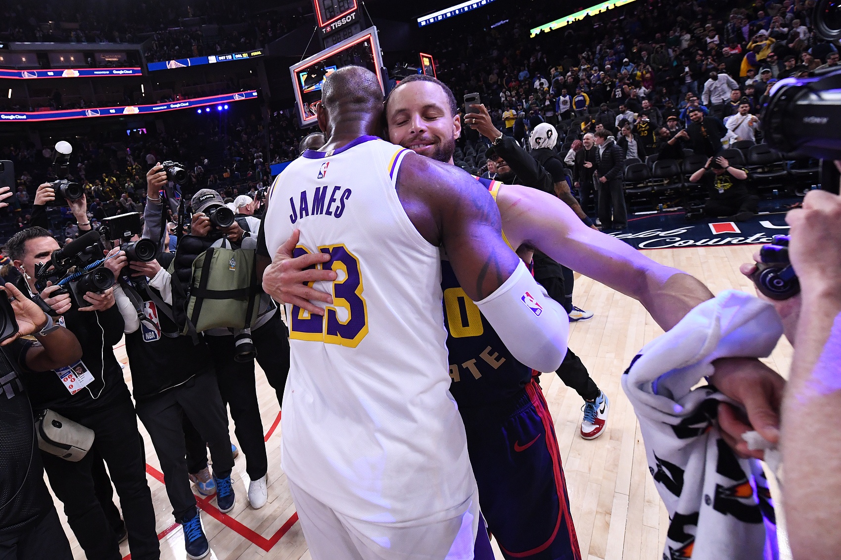 佛得角门将社媒粉丝破千万,超越12名NBA巨星