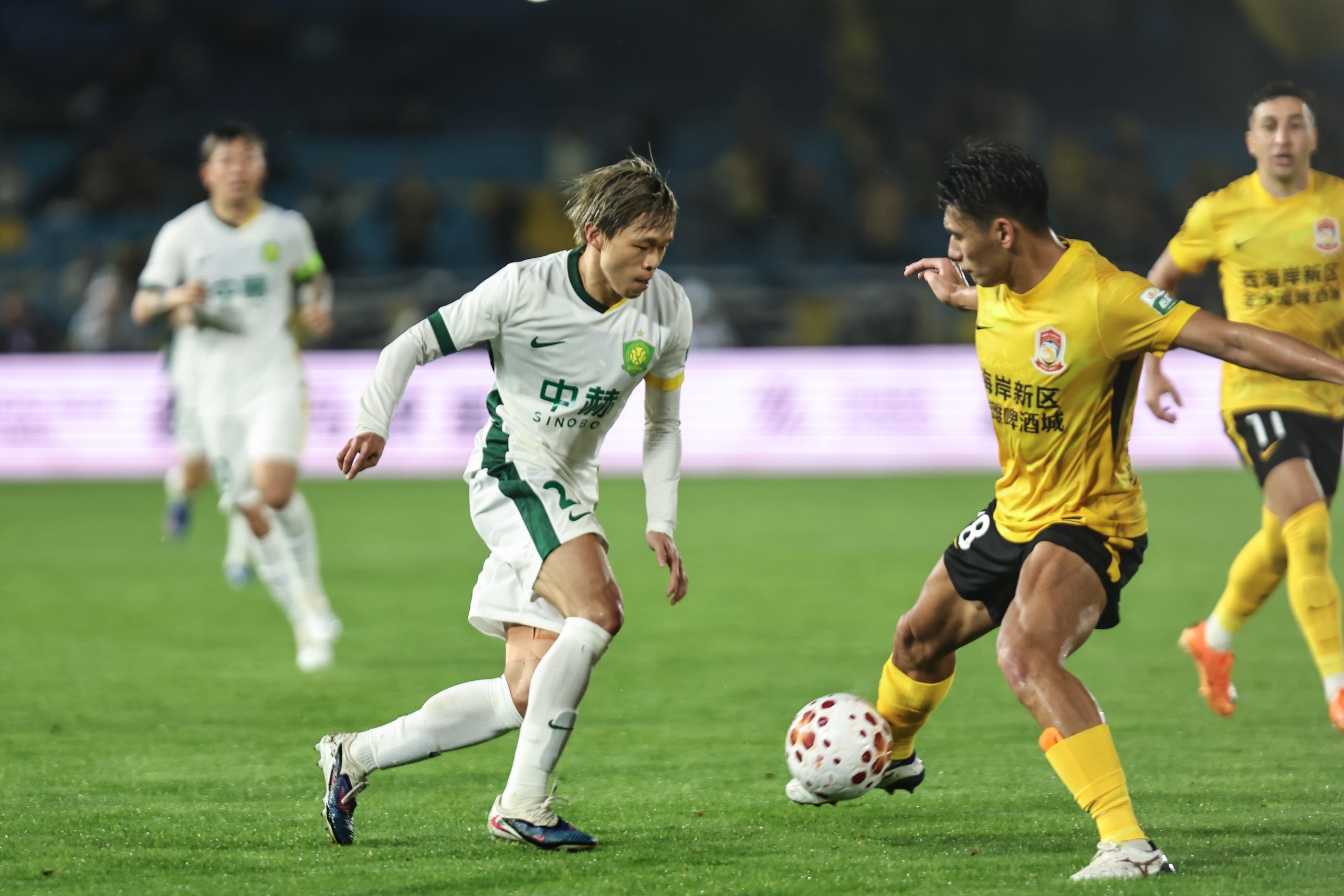 13轮不败！青岛西海岸主场2-1力克上海海港