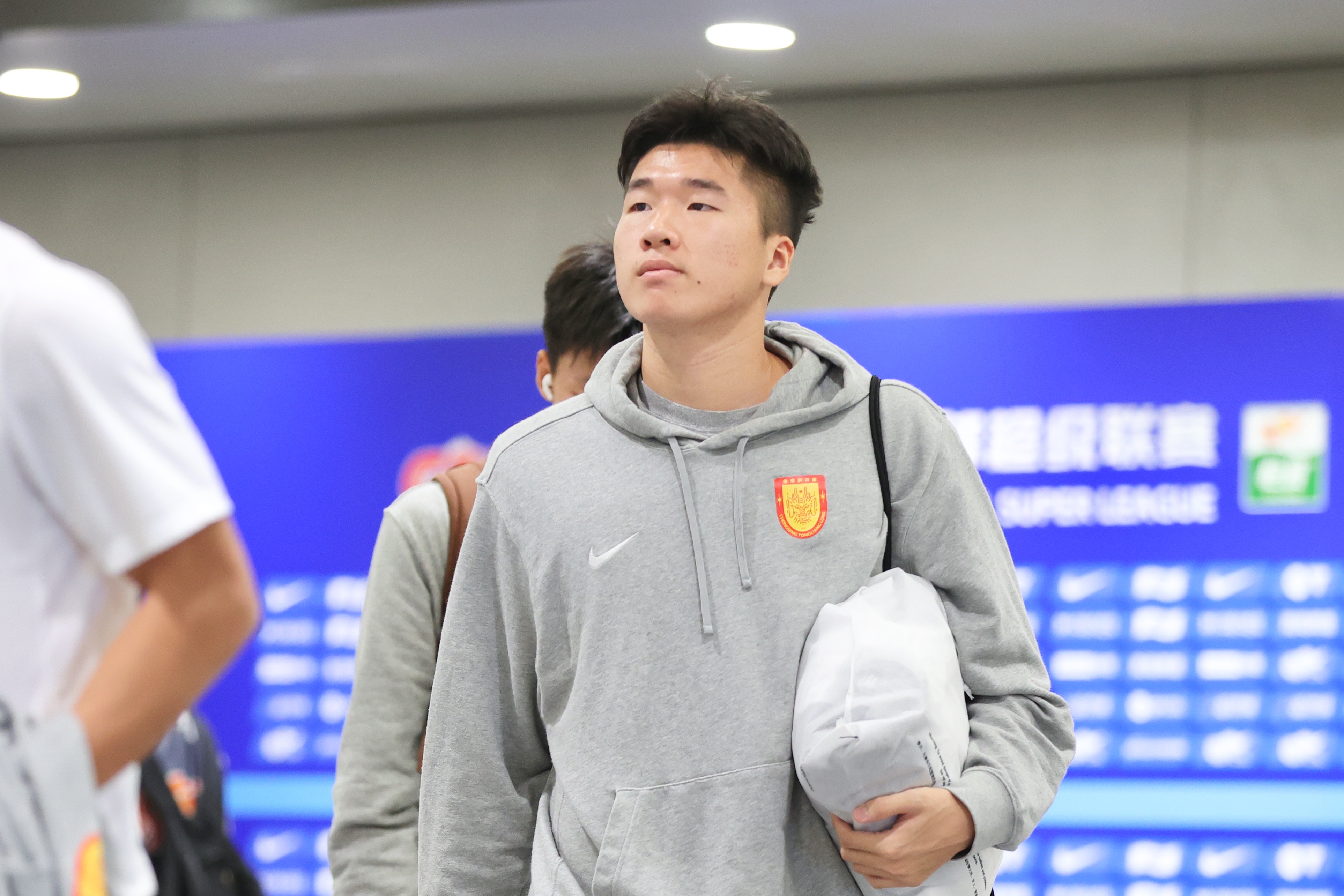岳瑞杰12次解围创纪录，18岁233天成中超最年轻10+解围球员