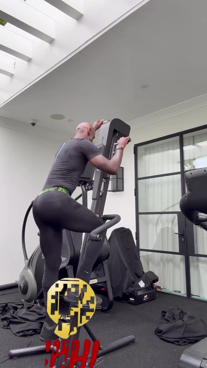 76人詹姆斯晒登山机训练：居家强化体能储备