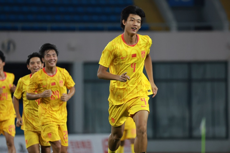 台风取消决赛 U17国足与阿森纳并列夺冠 赵松源当选MVP 台风取消决赛 U17国足与阿森纳并列夺冠 赵松源当选MVP