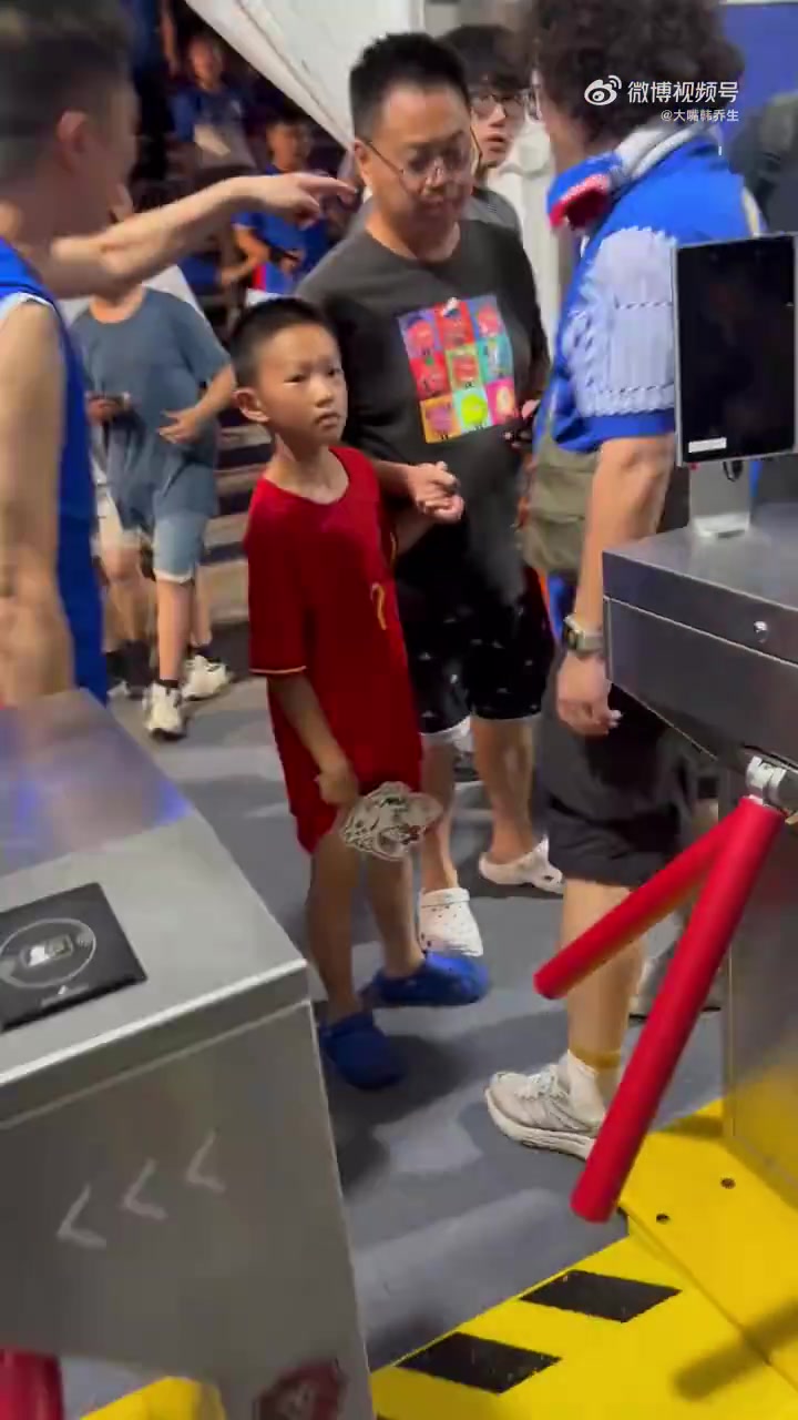 围堵孩子算什么本事 韩乔生再谈申花球迷场外冲突 围堵孩子算什么本事 韩乔生再谈申花球迷场外冲突