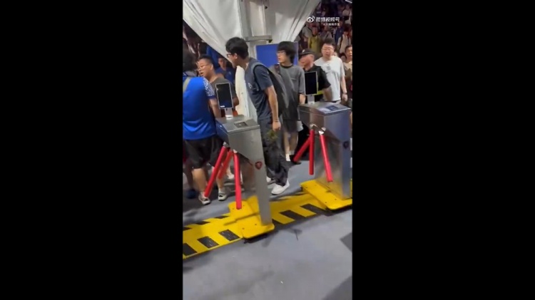 3名球迷围堵男童被行拘 李璇:该罚但别给申花球迷整体贴标签 3名球迷围堵男童被行拘 李璇:该罚但别给申花球迷整体贴标签