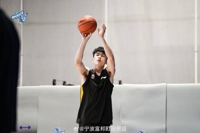 备战新赛季!宁波男篮晒训练日常:对抗 投篮持续进行 备战新赛季!宁波男篮晒训练日常:对抗 投篮持续进行