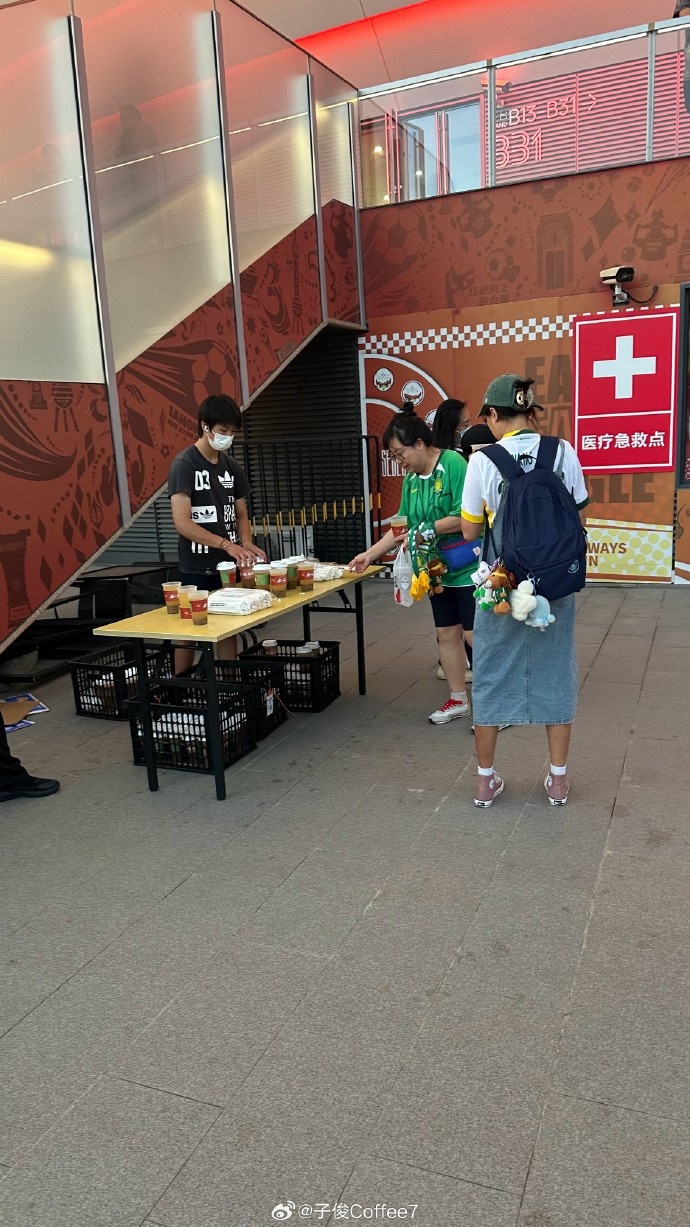 有心!记者:海港俱乐部很贴心的为国安远征军提供了免费绿豆汤 有心!记者:海港俱乐部很贴心的为国安远征军提供了免费绿豆汤