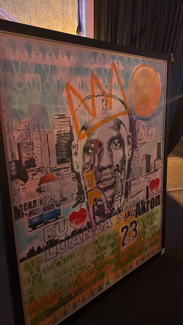异域风情！安哥拉网友晒与詹姆斯共同出席晚宴 两人友好合影