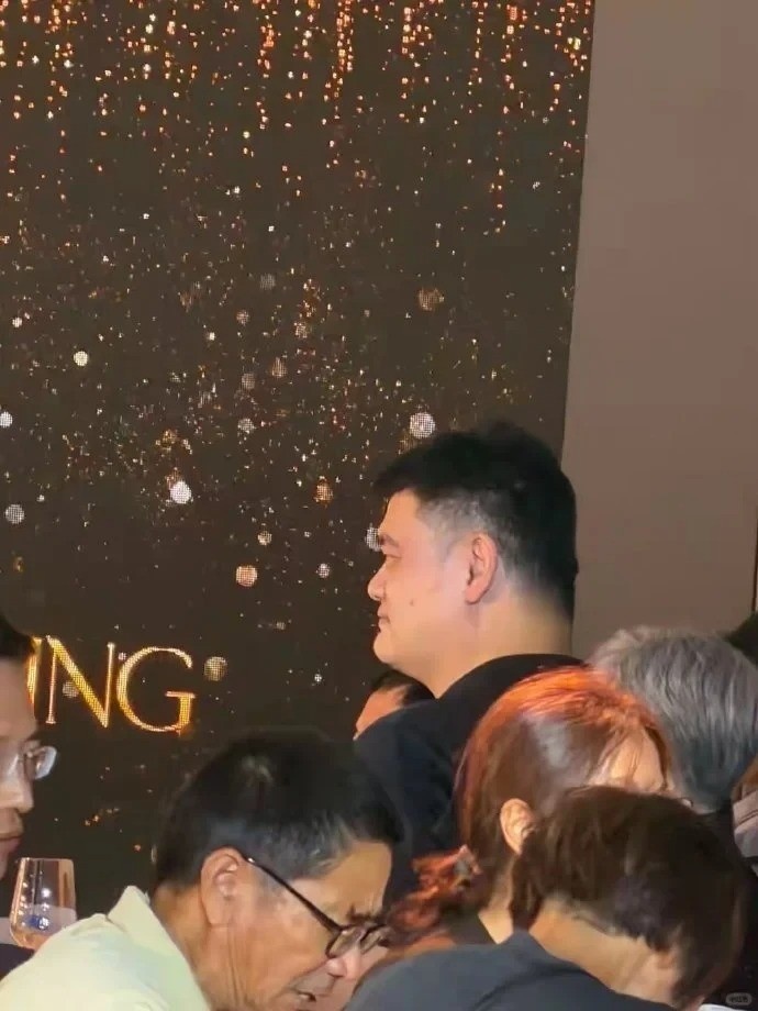 姚明与父母低调出席家族亲戚婚礼 身材高大引得旁人前来合影